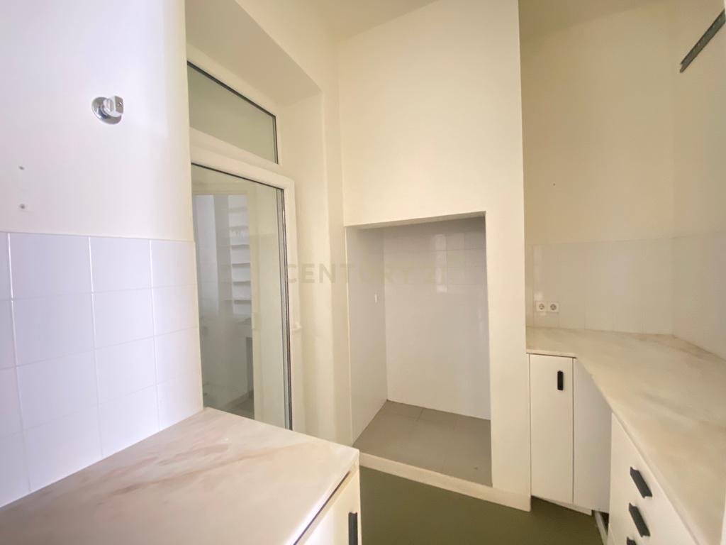 Apartamento T2 no centro de Lisboa - São Vicente, com um pequeno logradouro. - Image 20