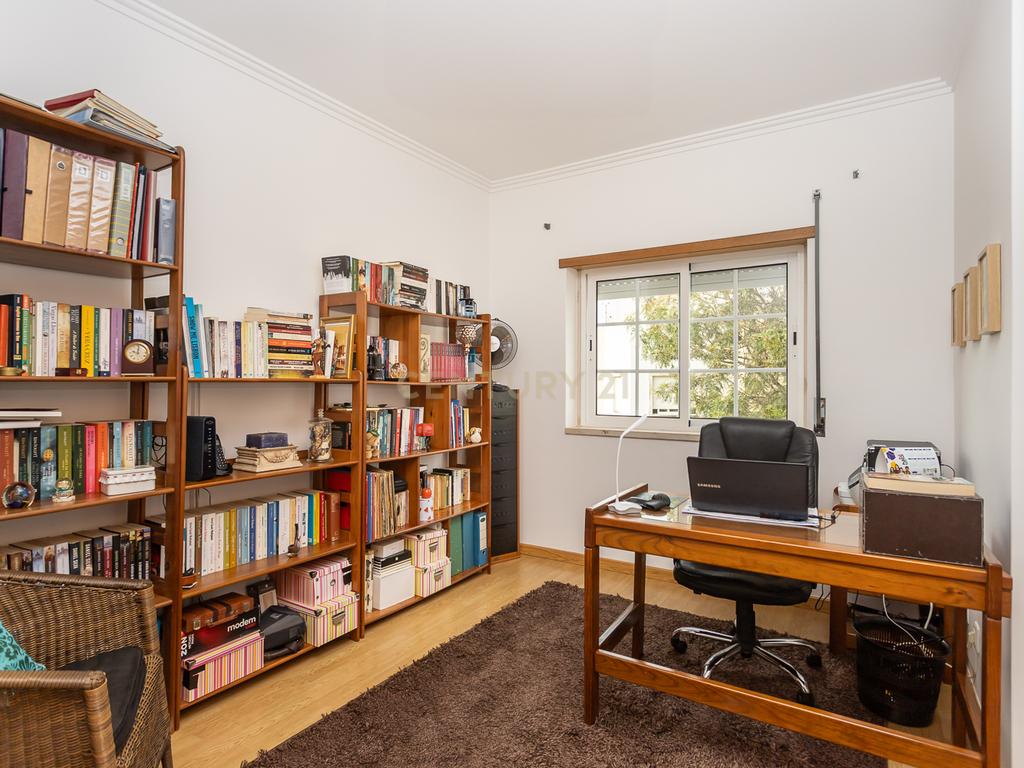 Apartamento T4 c/Arrecadação - Torre da Marinha - Image 20