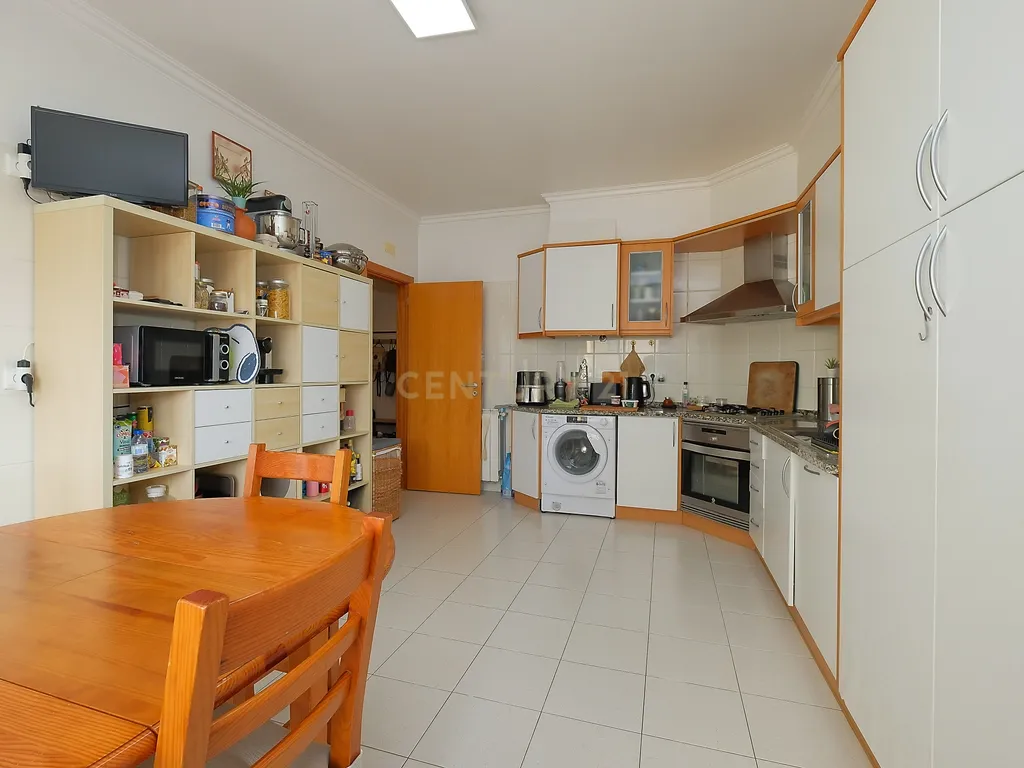 Apartamento T3 com Excelentes Áreas e Garagem na Urbanização Moinho do Guizo – Mina de Água, Amadora - Image 8