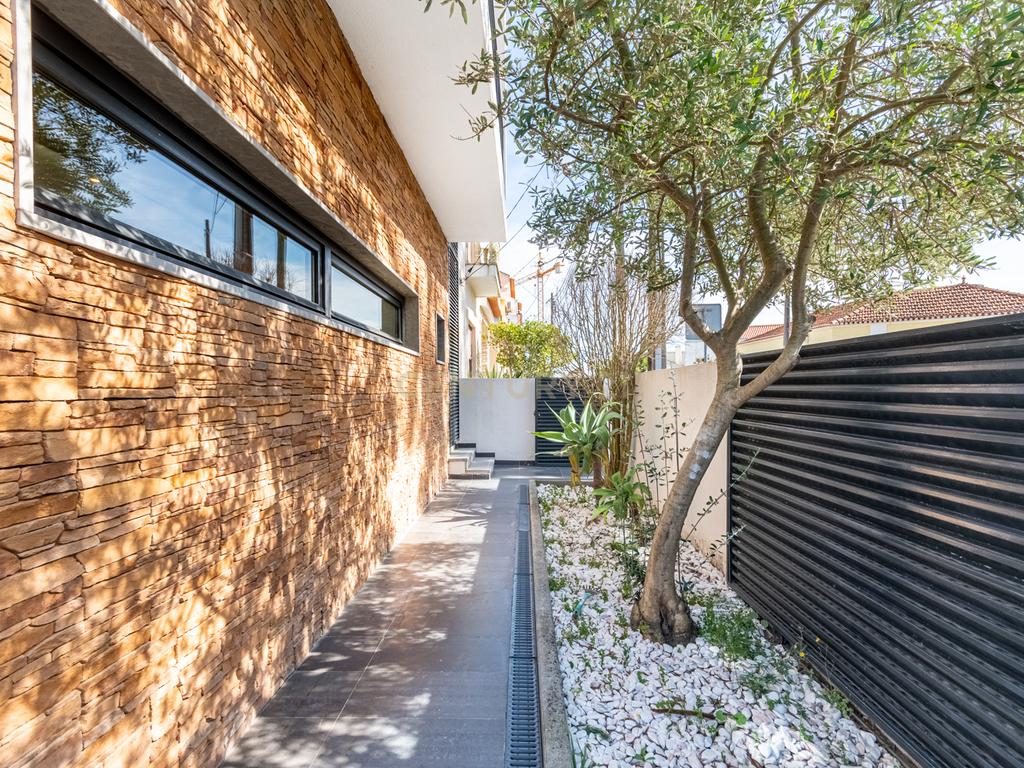 Moradia T3 com 3 Suites e Arquitetura Distinta em Samouco, Alcochete - Image 44