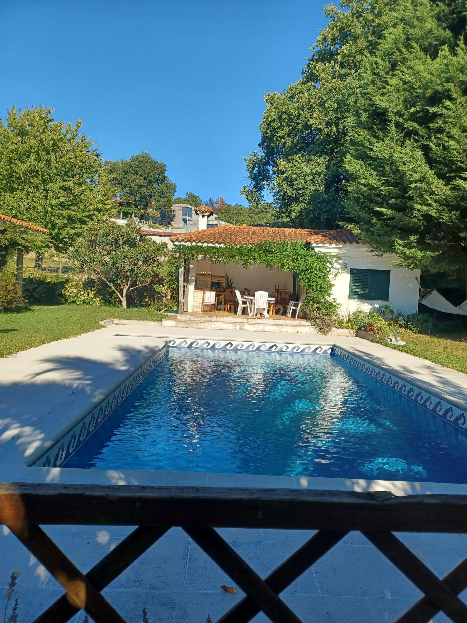 Moradia T5  com Piscina de Agua Salgada em Castro Daire