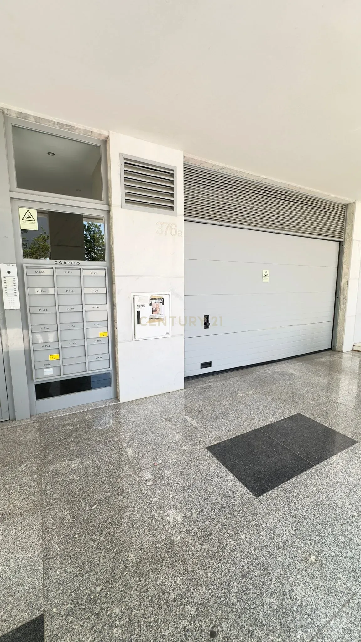 T2 com Terraço e Vista na Lisboa Central - Image 26