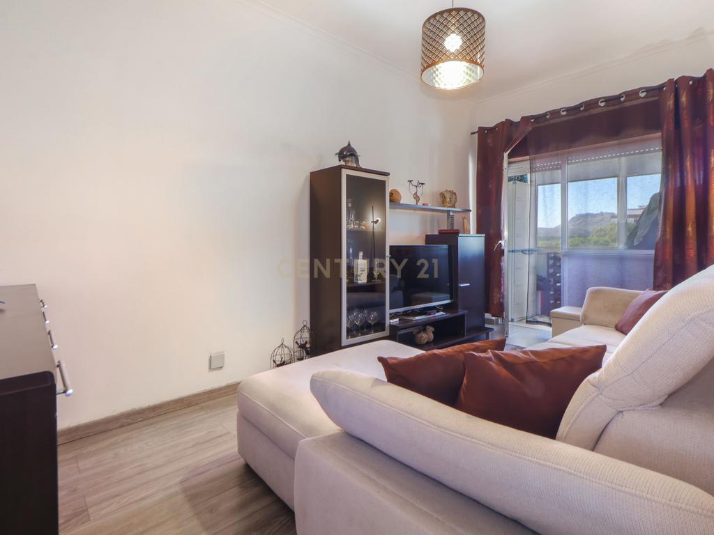 Apartamento T2 em zona central inserido em prédio com 2 elevadores | Praceta da Meia Laranja, Setúbal - Image 4