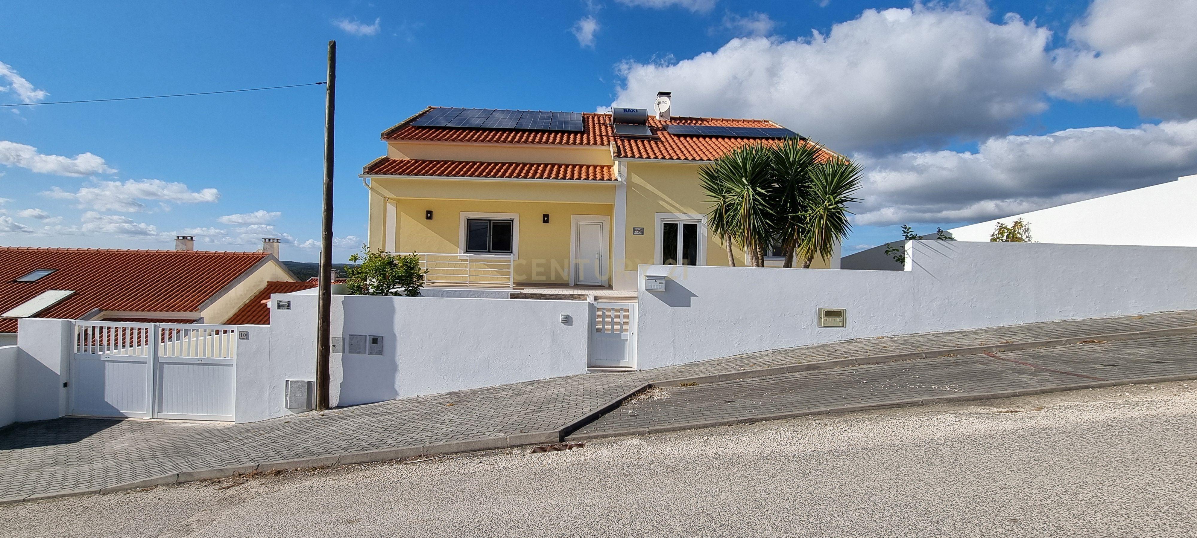 Moradia T3+1 em Alenquer com Vista Panorâmica e Piscina - Image 3