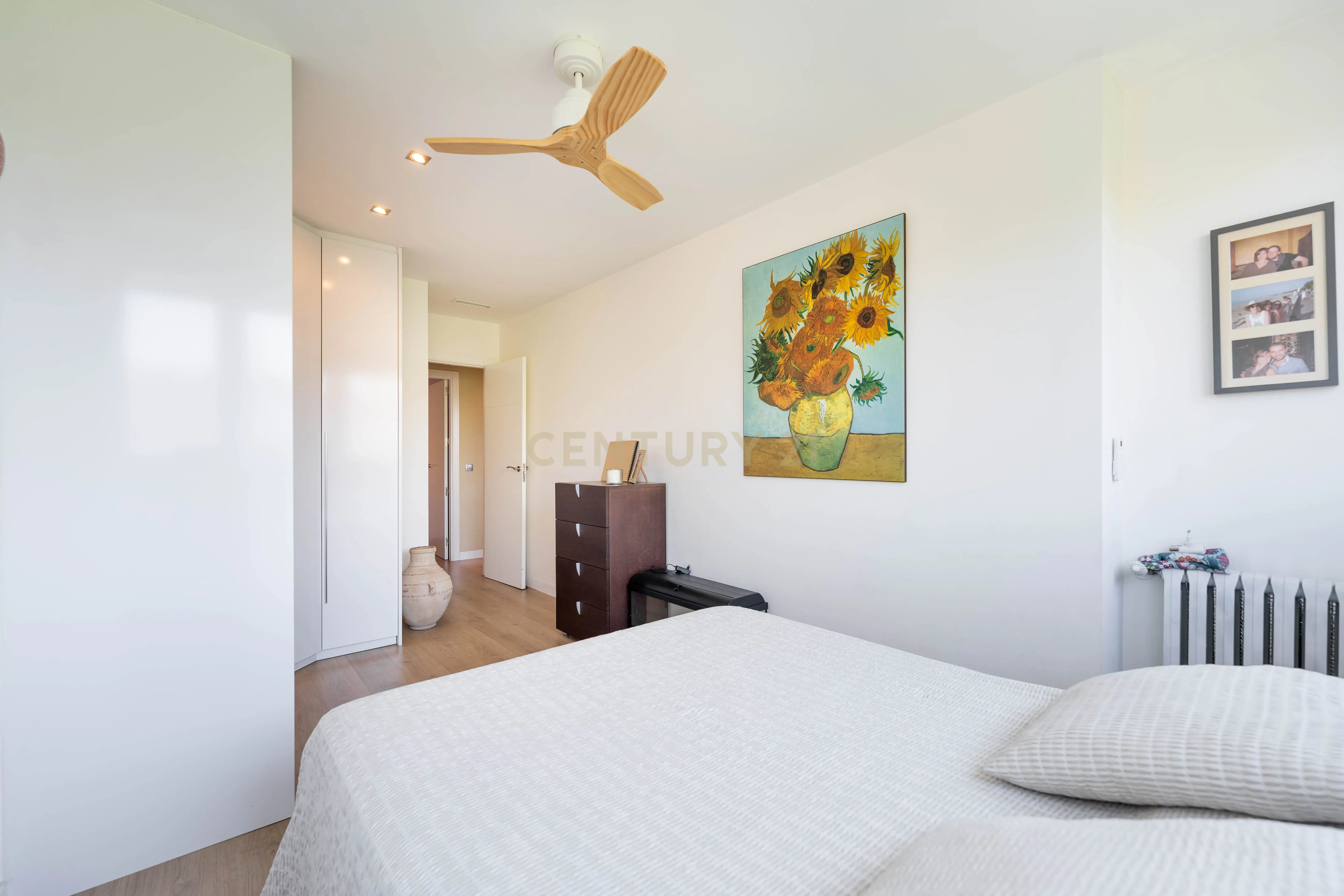 Vive numa urbanização com jardim e piscina. - Image 14