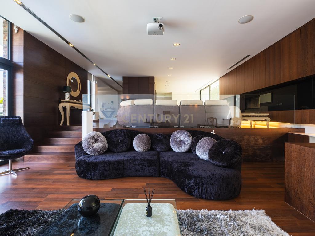 Luxuosa Moradia T4 com Piscina e Vista Panorâmica em Lousada - Image 24