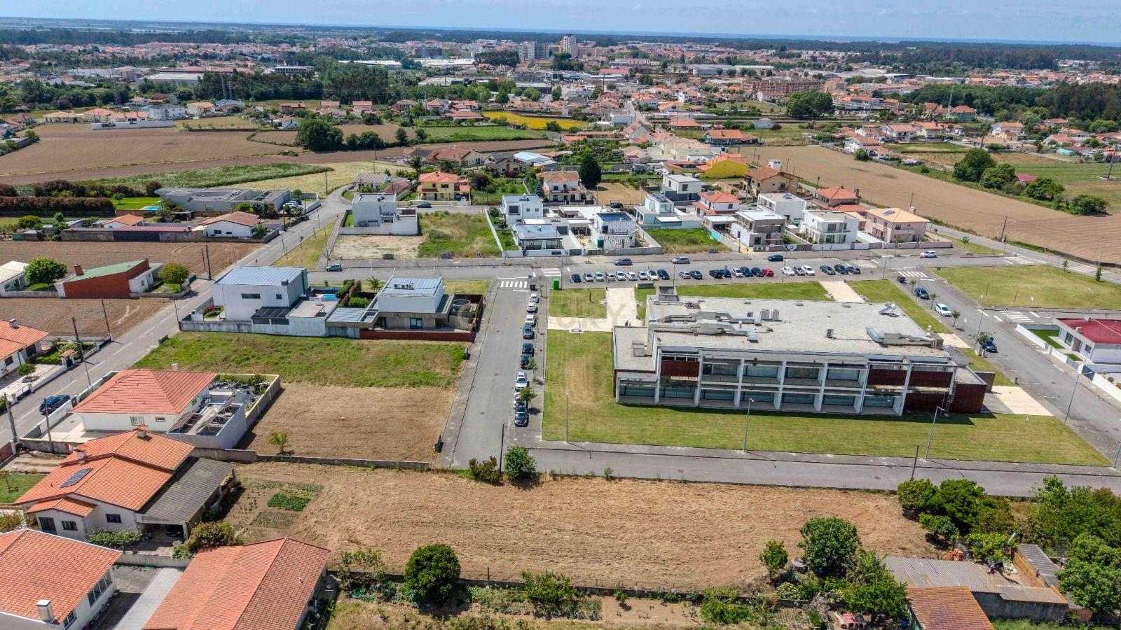Fotografia 8 de Oportunidade Única em Ovar: Espaço Versátil e Acessível