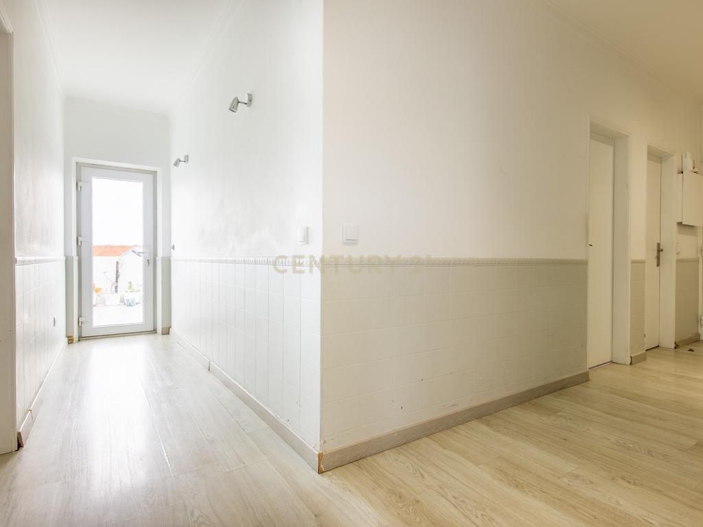 Excelente Apartamento de 4 Assoalhadas com Terraço e Sótão Independente na Quinta do Conde. - Image 21