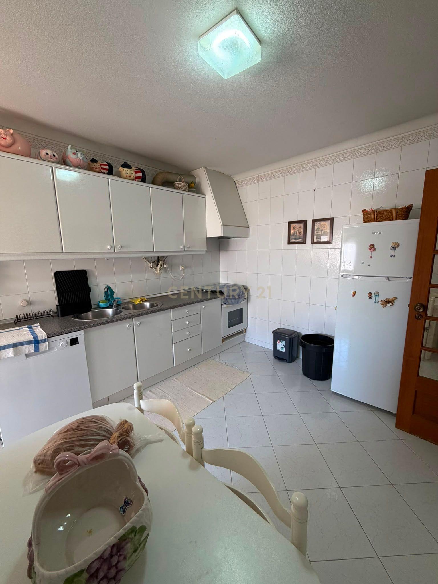 Fotografia 5 de Apartamento T2  com garagem em Armação de Pêra