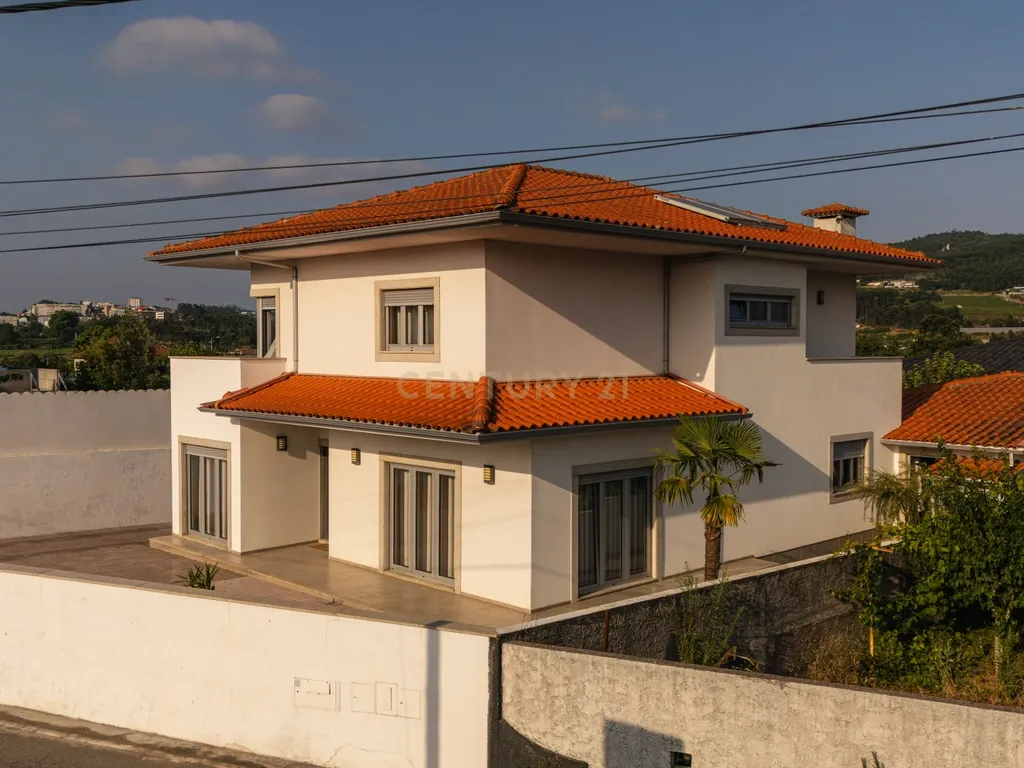 Moradia T4 de Quatro Frentes com Áreas Generosas no Coração de Guilhufe, Penafiel - Image 5