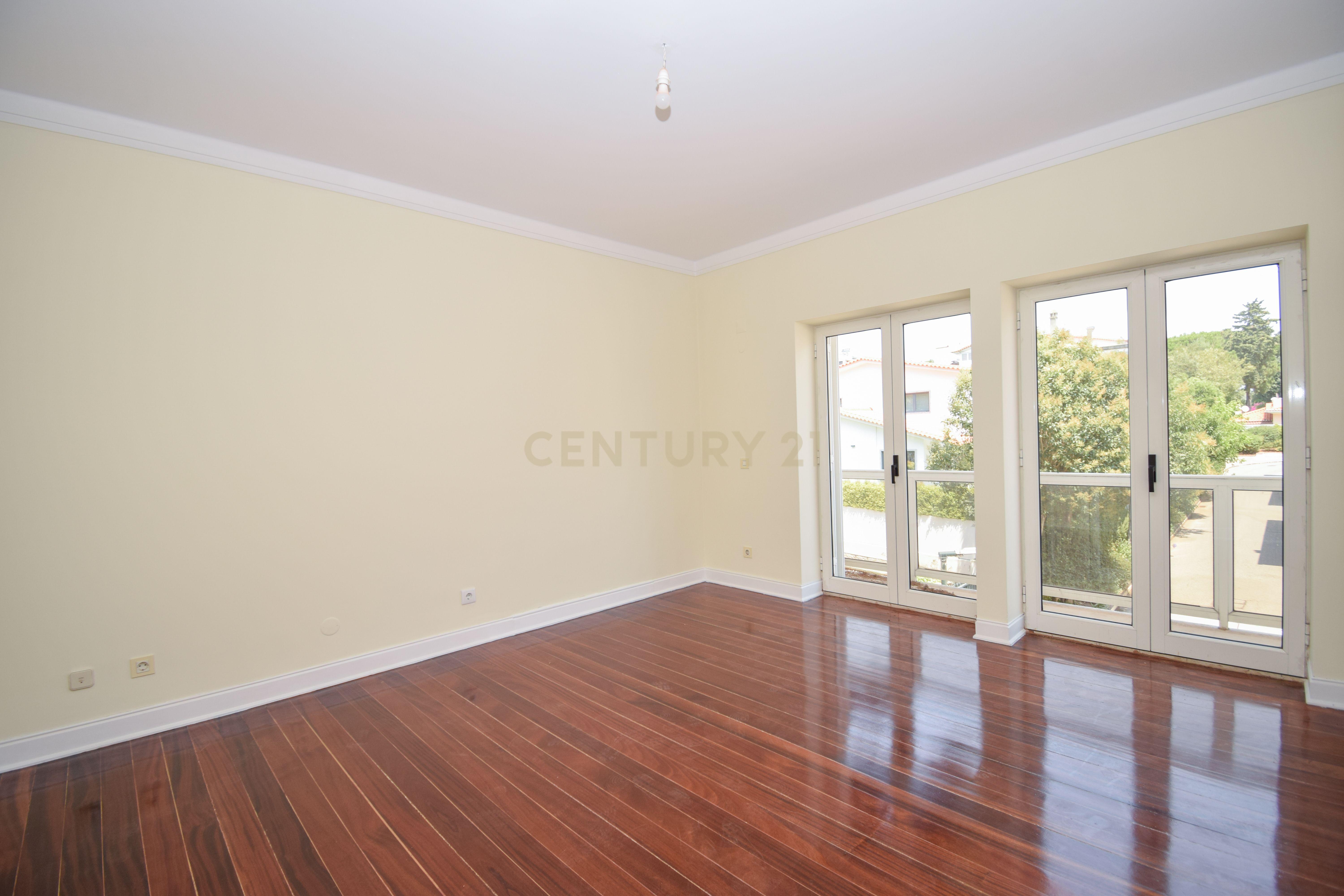 Fotografia 10 de 🏡 T1 de Excelência no Centro de Cascais – Condomínio Privado com Piscina