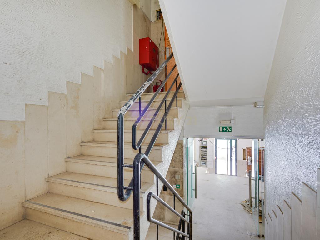 Prédio de Serviços em Alcântara – Projeto Aprovado para Aparthotel com 15 Unidades | Próximo ao LX Factory e Allo | Alcântara Lisbon Offices - Image 3