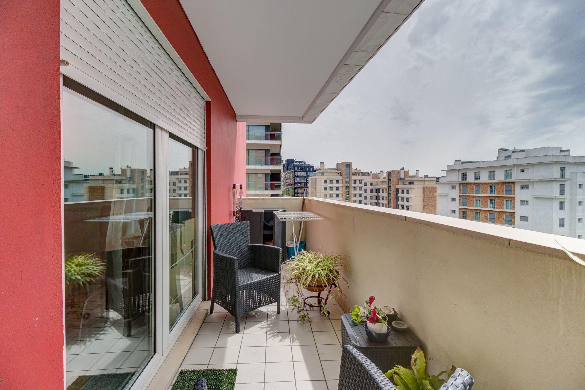 Apartamento T4, com 188m2, cozinha equipada e 2 lugares de garagem - Image 2