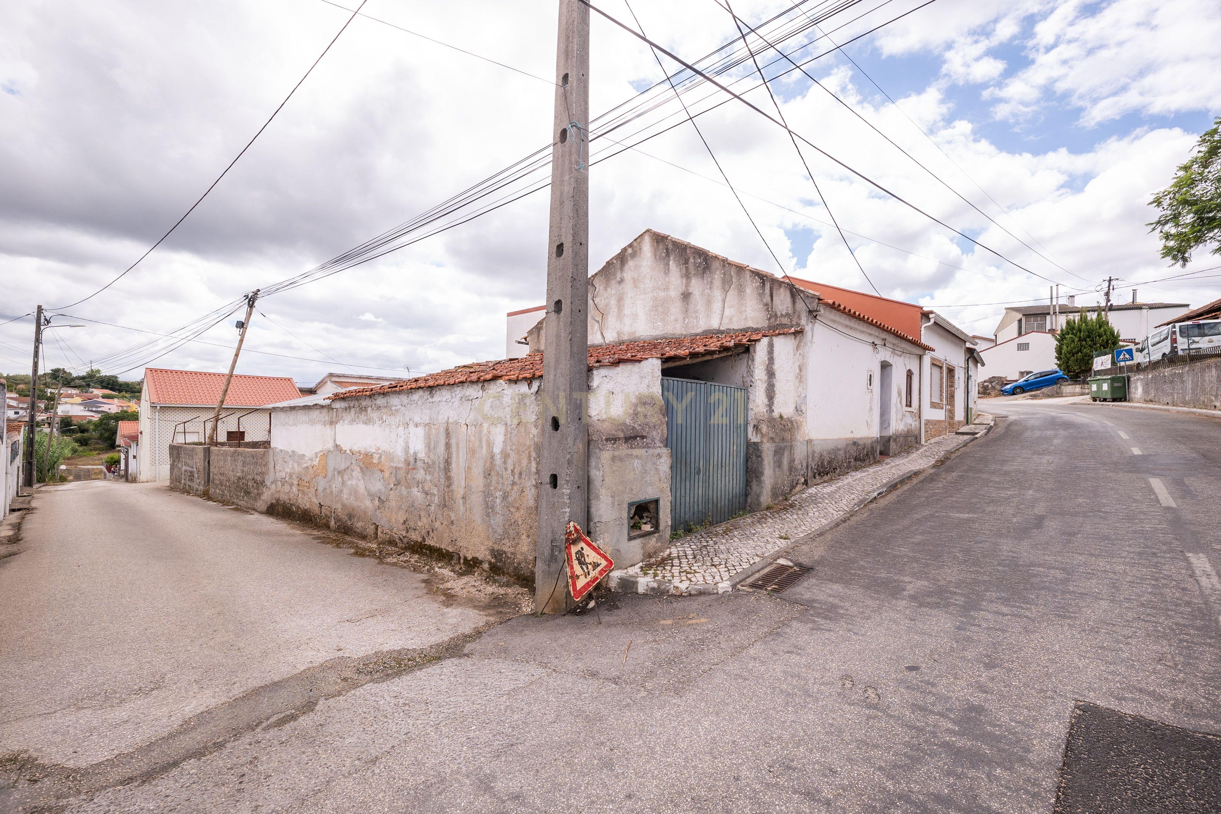 Fotografia 10 de Moradia com terreno e estacionamento para recuperar - Pereira do Campo - Coimbra