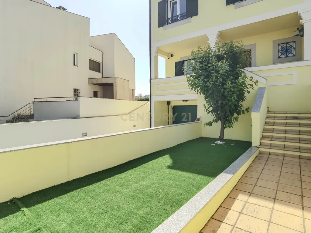 Luxuosa Moradia T3 em Gondomar com Vista Panorâmica e Piscina - Image 51