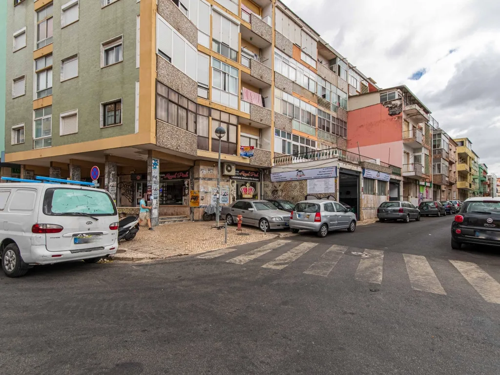 Apartamento T3 com Terraço/ Remodelação Total (Queluz) - Image 35