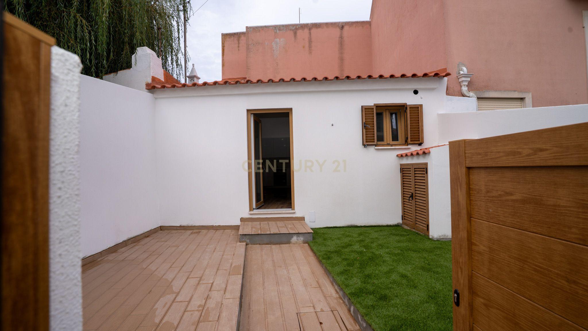 Fotografia 7 de Moradia totalmente remodelada em Santa Cruz- Póvoa de Penafirme – A 5 minutos das Praias!