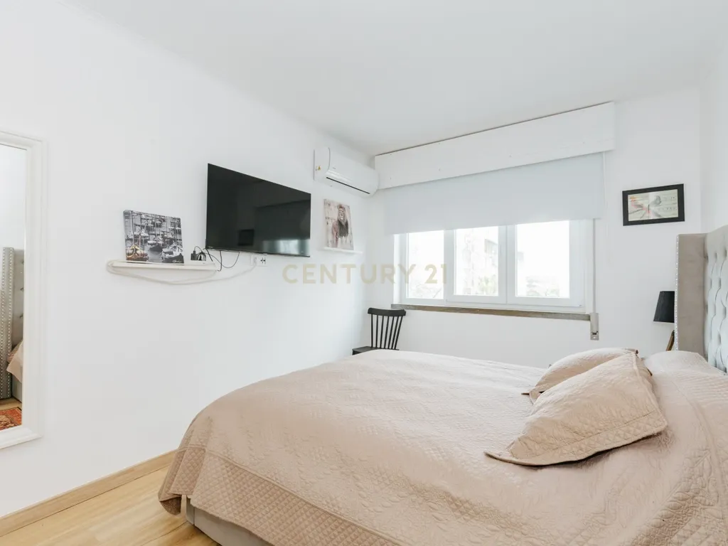 Apartamento T2 Renovado em Miratejo - Image 11