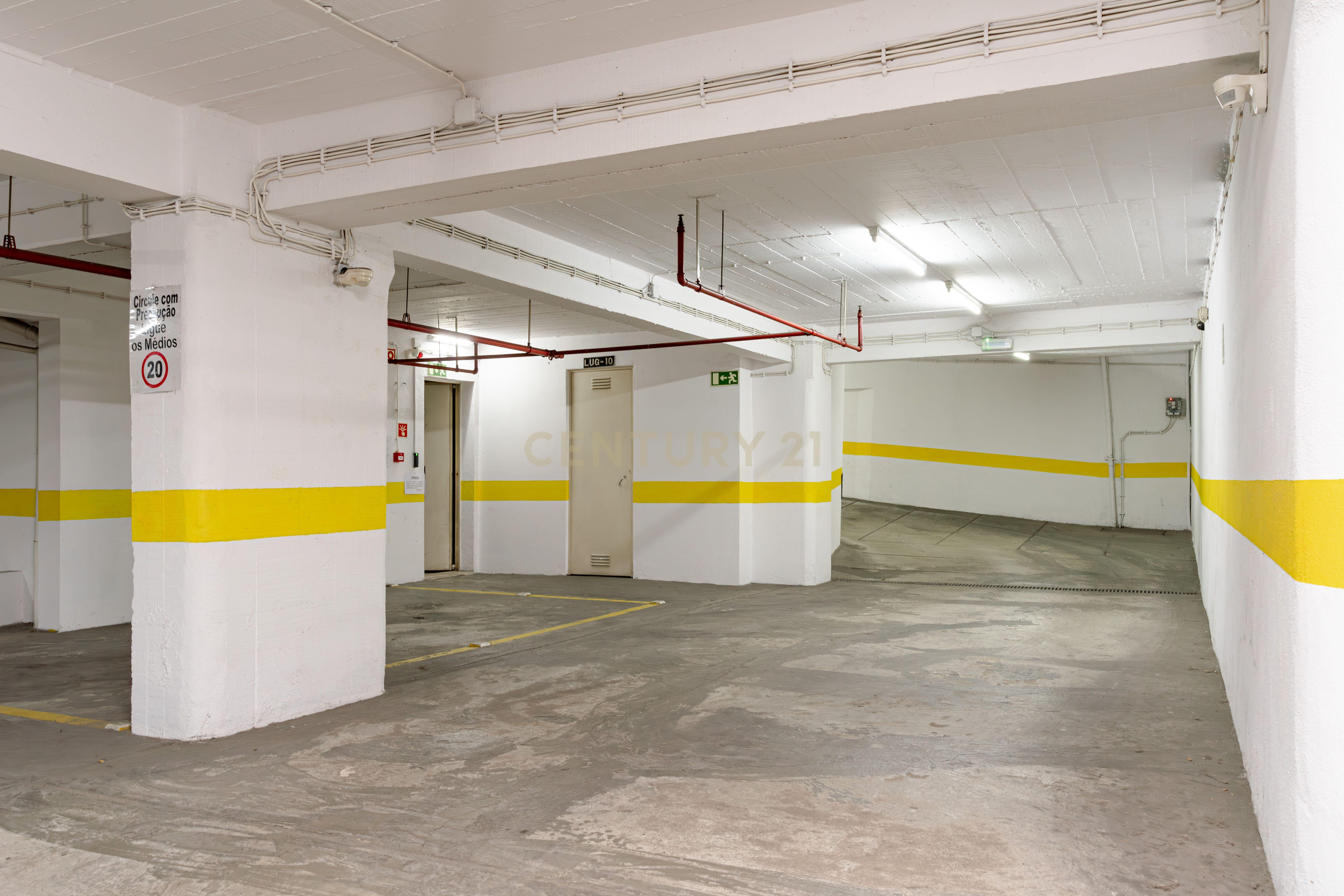 Espetacular apartamento T3 com estacionamento e arrecadação em Benfica - Image 22
