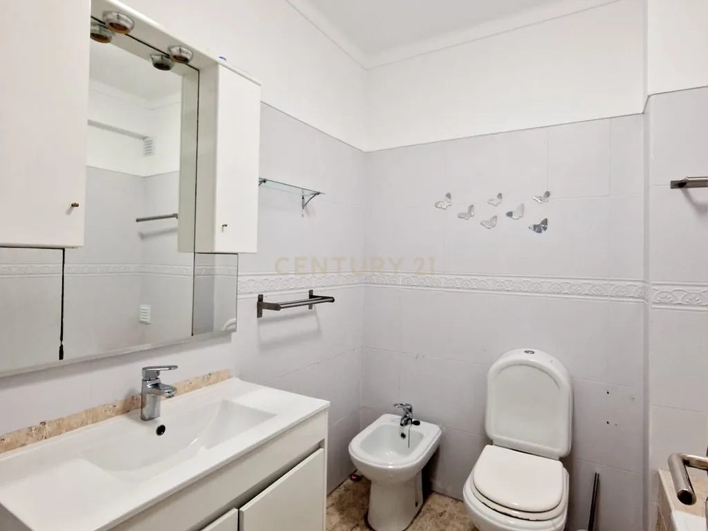 Apartamento T1 Quinta do Conde com logradouro bastante amplo - Image 8