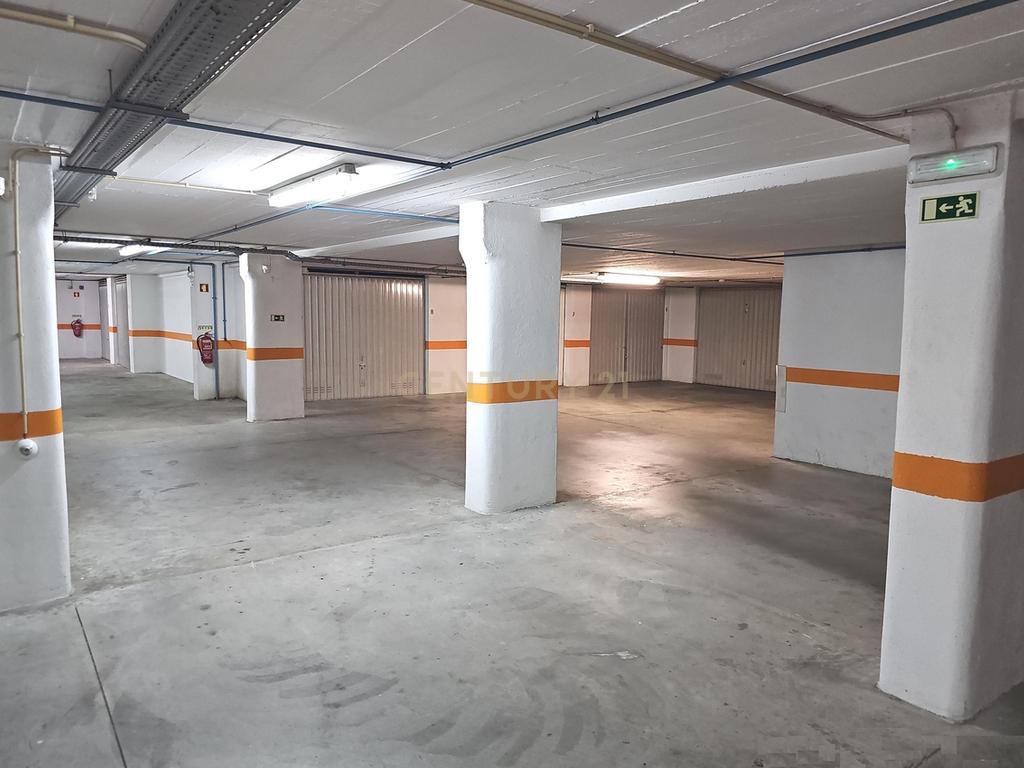 Oportunidade Única em Massamá – Garagem Ampla com Potencial de Oficina - Image 11