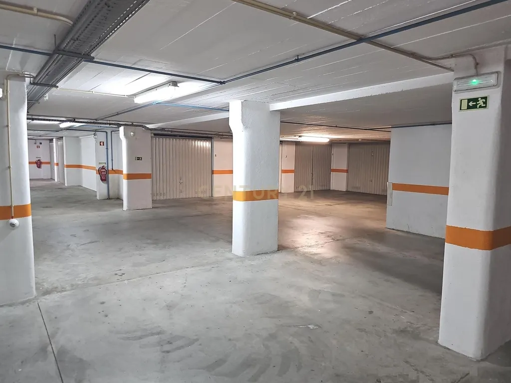 Oportunidade Única em Massamá – Garagem Ampla com Potencial de Oficina - Image 11