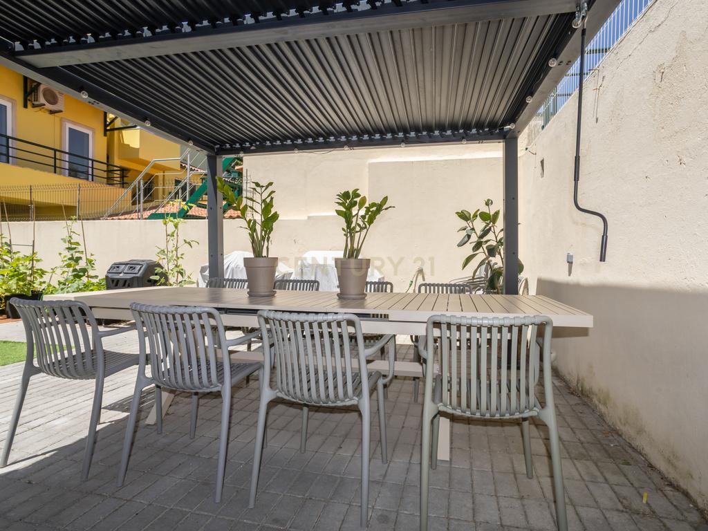 Elegância e História: T4 Remodelado com Grande Logradouro Privativo no Bairro Salgado - Image 46