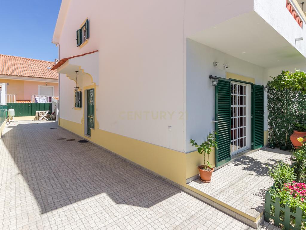 Moradia Geminada T3 com Jardim e Terraço na Quinta do Conde - Image 3