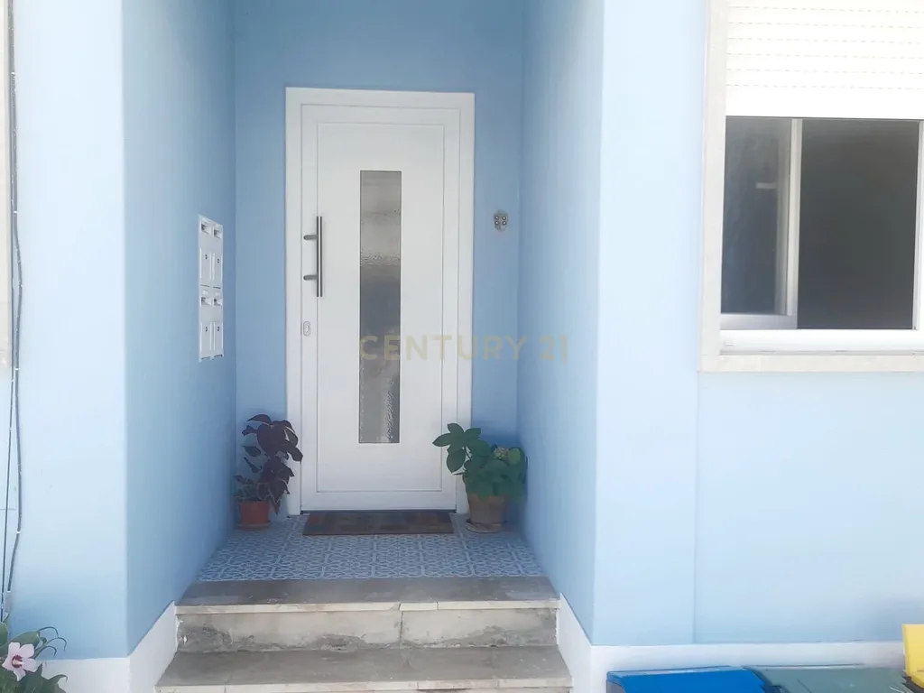 Apartamento t2 remodelado em zona muito sossegada de Santarém - Image 2