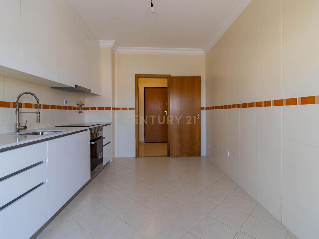 Excelente Apartamento T2 com 2 WC e Garagem - Image 9