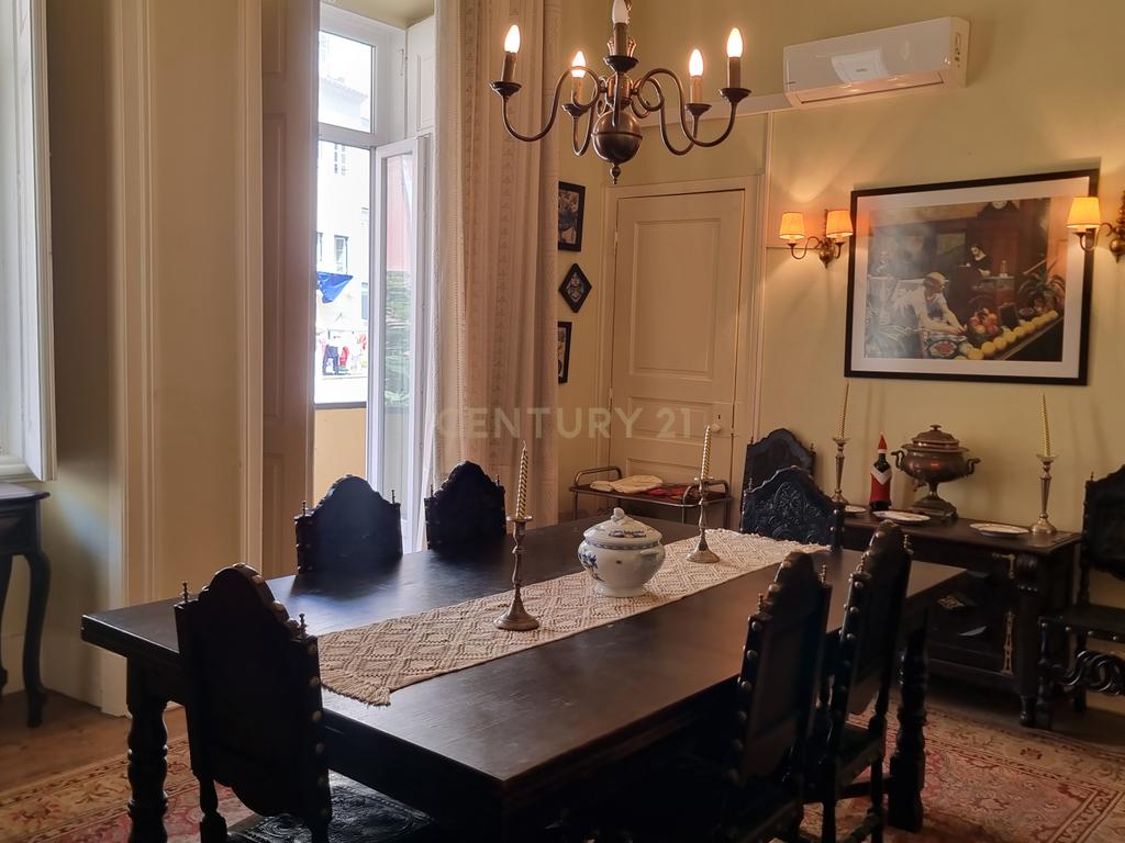 Apartamento Pombalino de Charme com 8 Assoalhadas – Av. Almirante Reis, Lisboa - Image 5