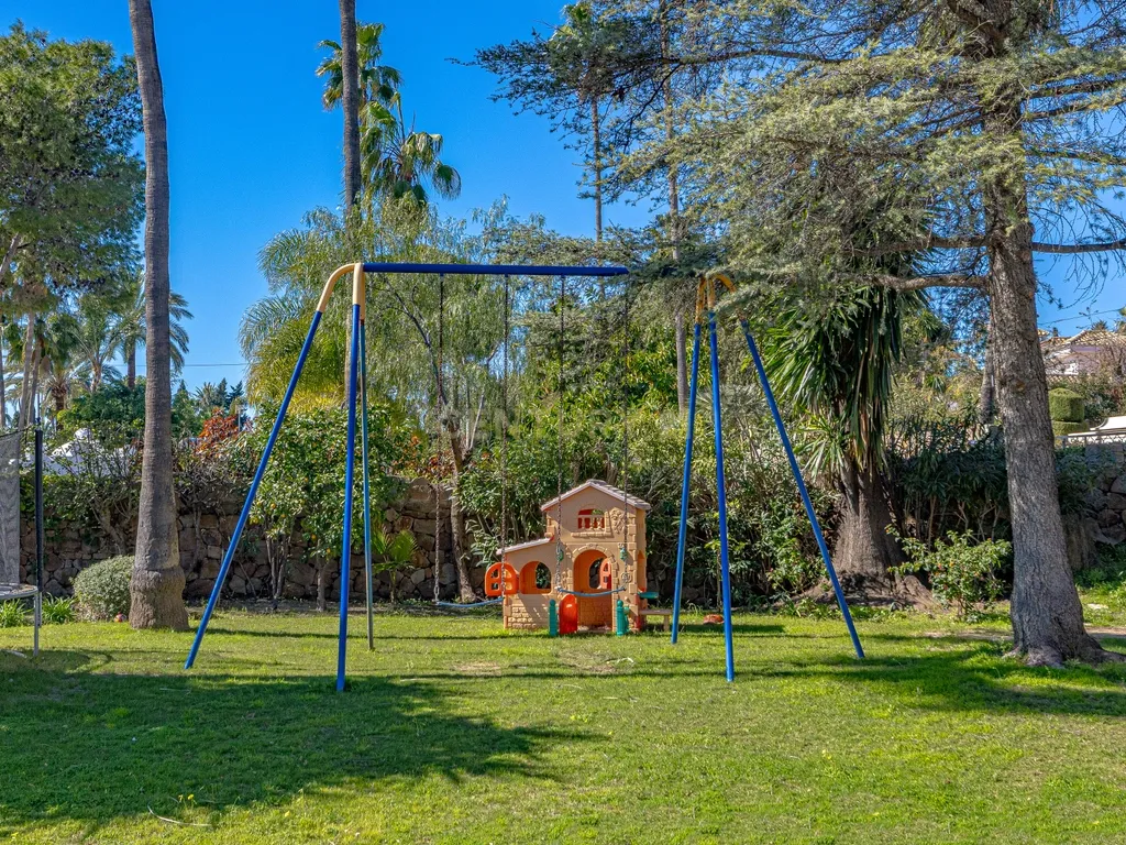 Elegância Andaluza Intemporal no Coração de El Paraíso, Estepona - Image 33