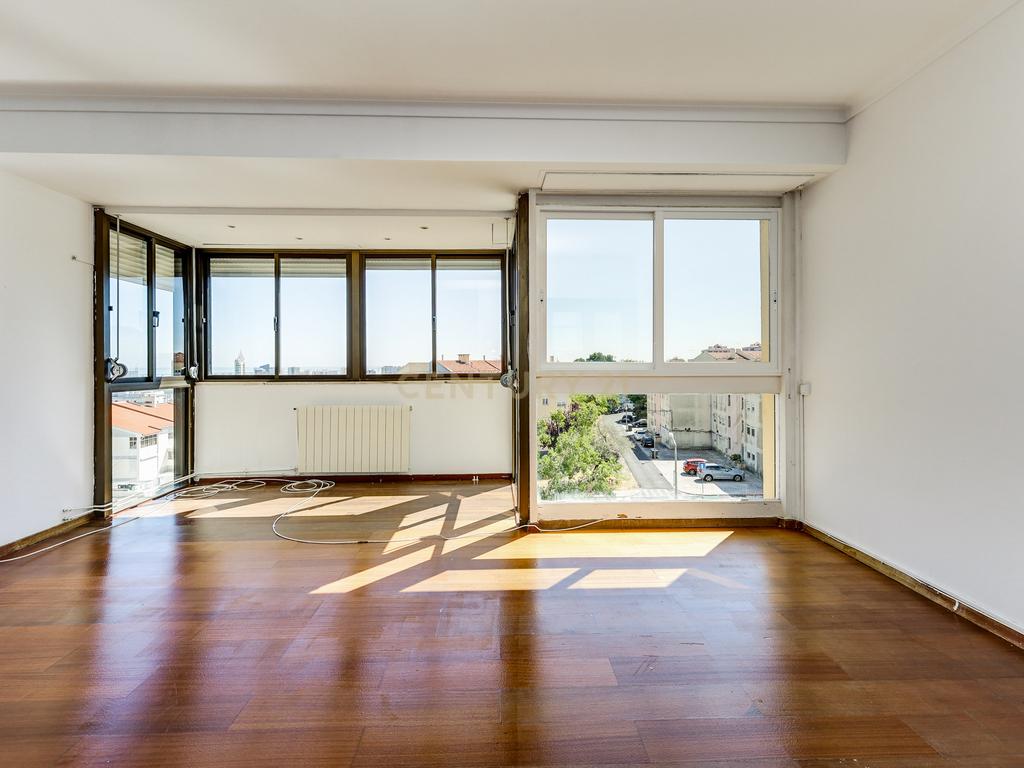 T4 com Vista de Rio nos Olivais – Uma Oportunidade para Remodelar a Seu Gosto! - Image 2
