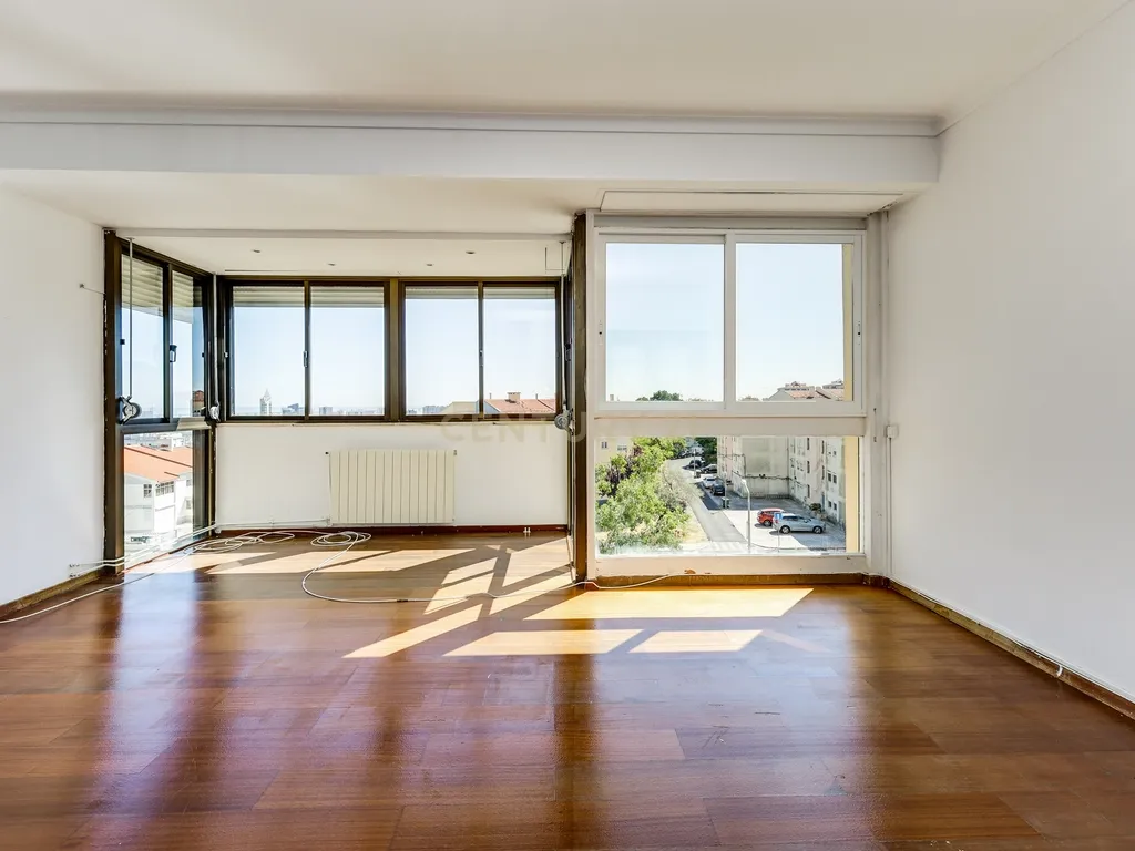 T4 com Vista de Rio nos Olivais – Uma Oportunidade para Remodelar a Seu Gosto! - Image 2