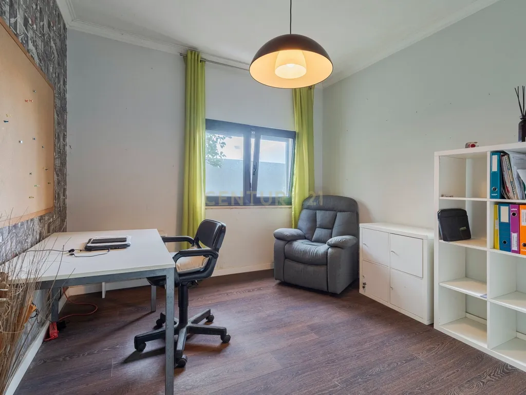 Moradia familiar T6 com anexo T1 independente, num lote com 510m² no Botequim – Charneca da Caparica, Almada - Image 14