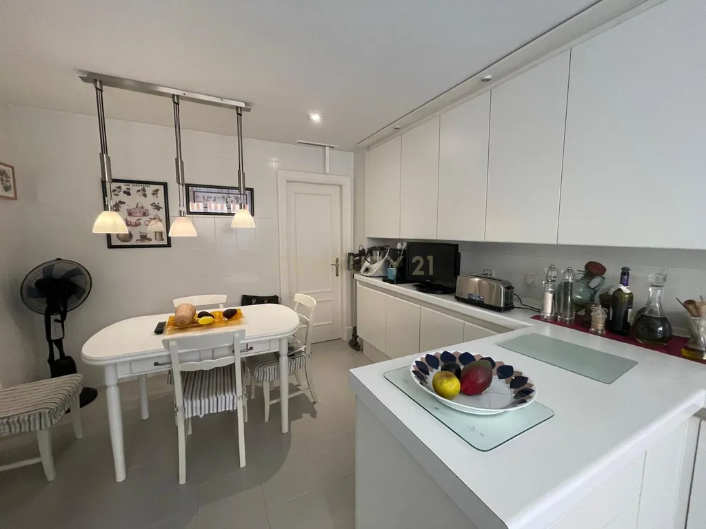 Luxuosa Moradia Renovada em Madrid com Vista para a Cidade - Image 56