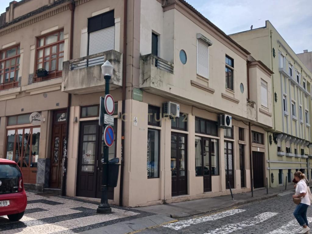 Arrenda-se Apartamento T2 no Porto – Localização Privilegiada com Garagem Fechada - Image 1