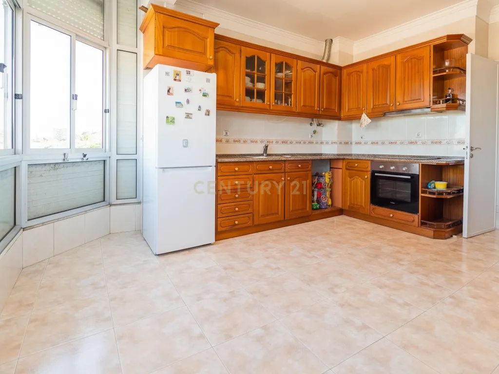 Apartamento T2 com espaço exterior Privativo em Zona Tranquila de Loures. - Image 11