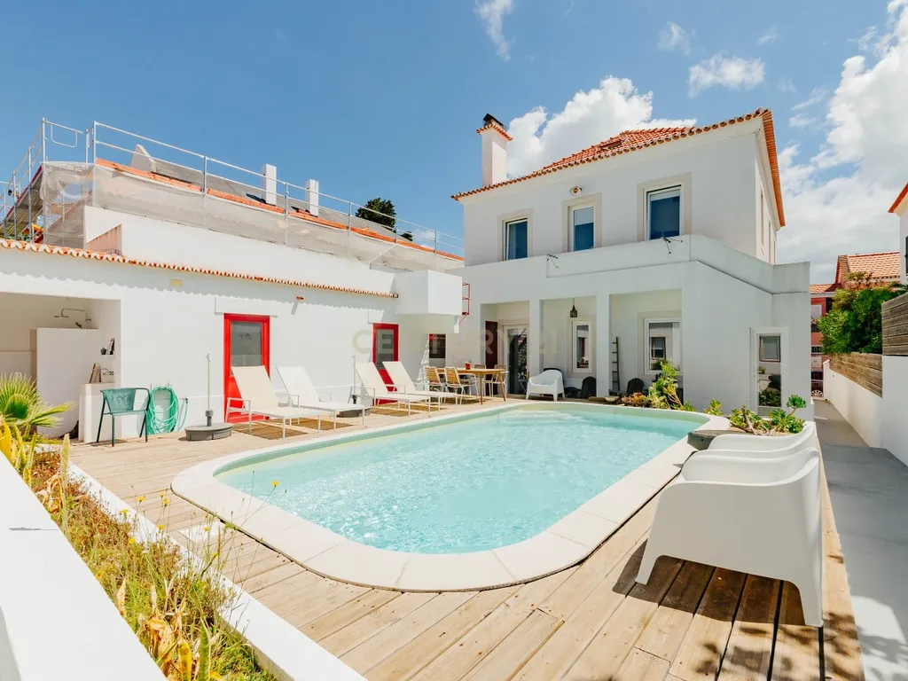 Moradia de Charme Renovada | Piscina | A 3 minutos da Praia da Parede - Image 1