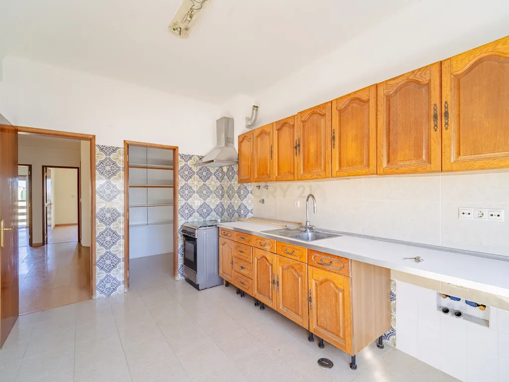 Apartamento T2 em Amora, Seixal - Oportunidade Única! - Image 21