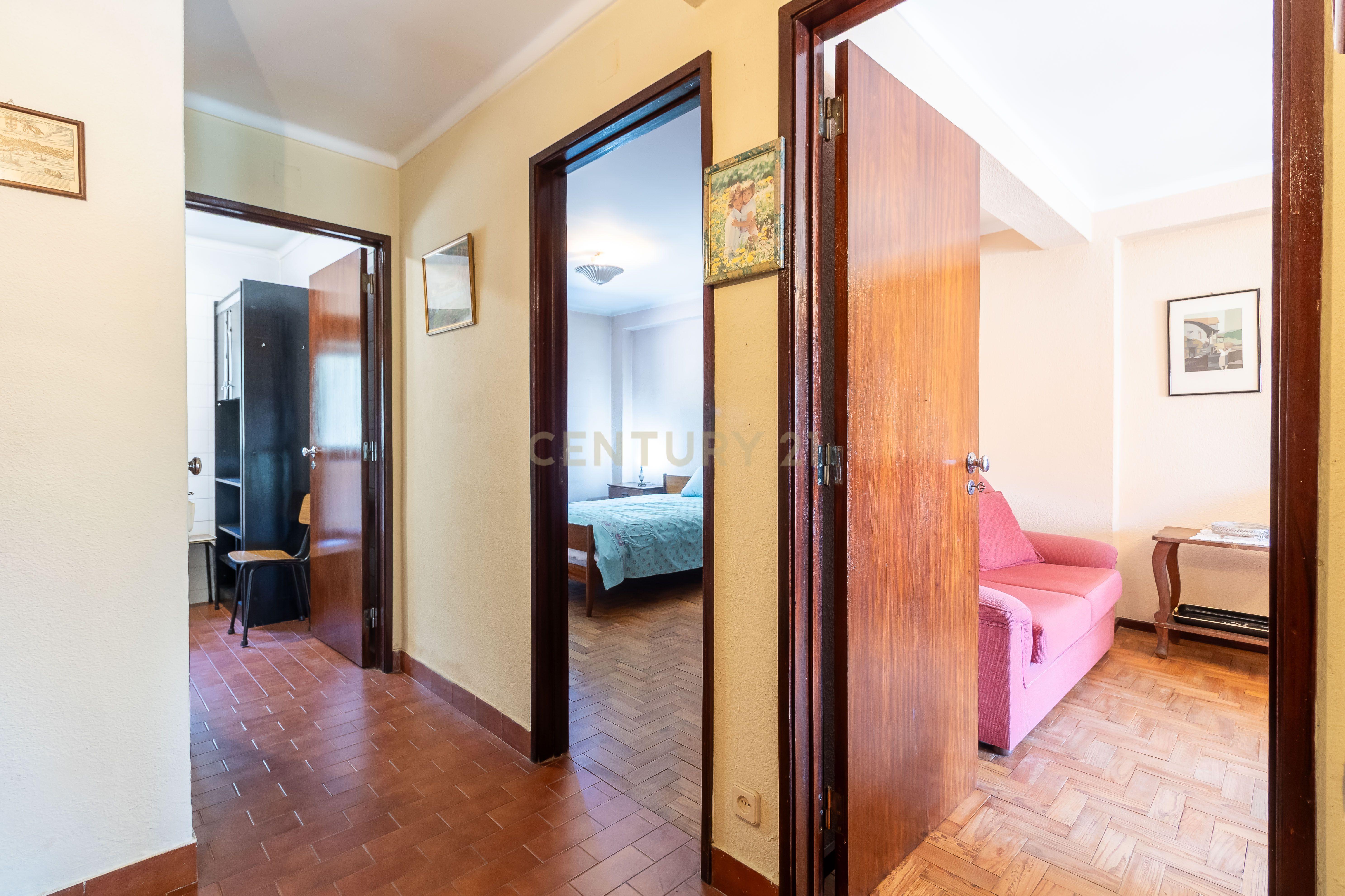 Fotografia 8 de T1 em Caselas com varanda e vista desafogada – Excelente oportunidade para remodelar a gosto