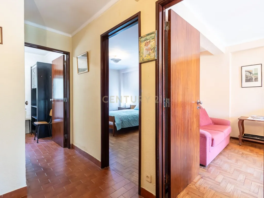 T1 em Caselas com varanda e vista desafogada – Excelente oportunidade para remodelar a gosto - Image 8