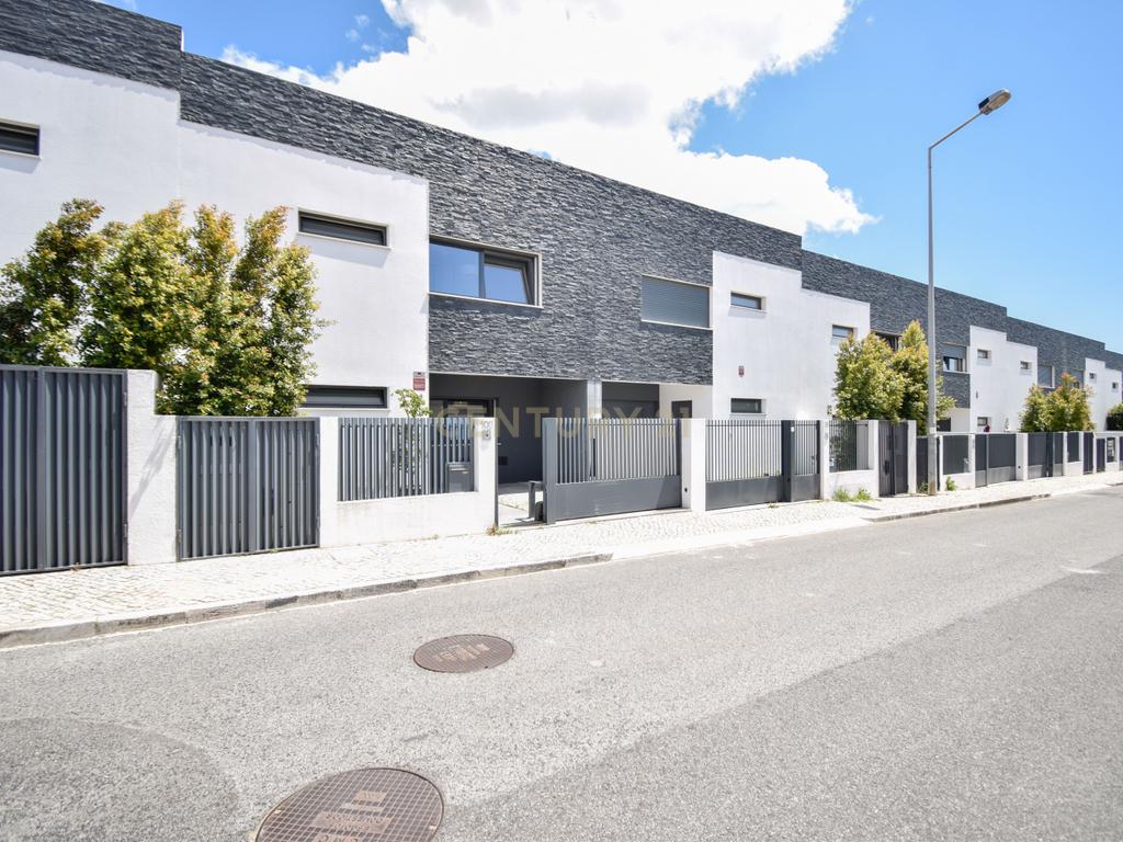 Moradia geminada T3+1 semi-nova (2023), com jardim e estacionamento privado na Rebelva (Carcavelos).  - Image 5