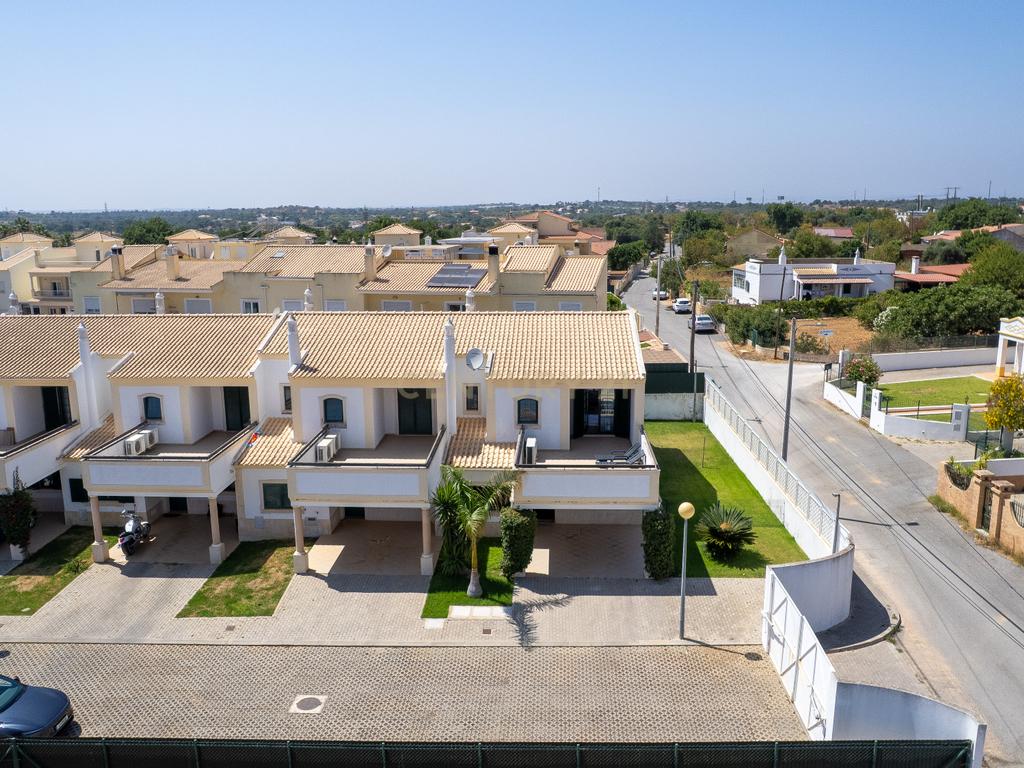 Moradia de Canto T2+2 com jardim em Condomínio Privado com Piscina – Ferreiras, Albufeira - Image 26