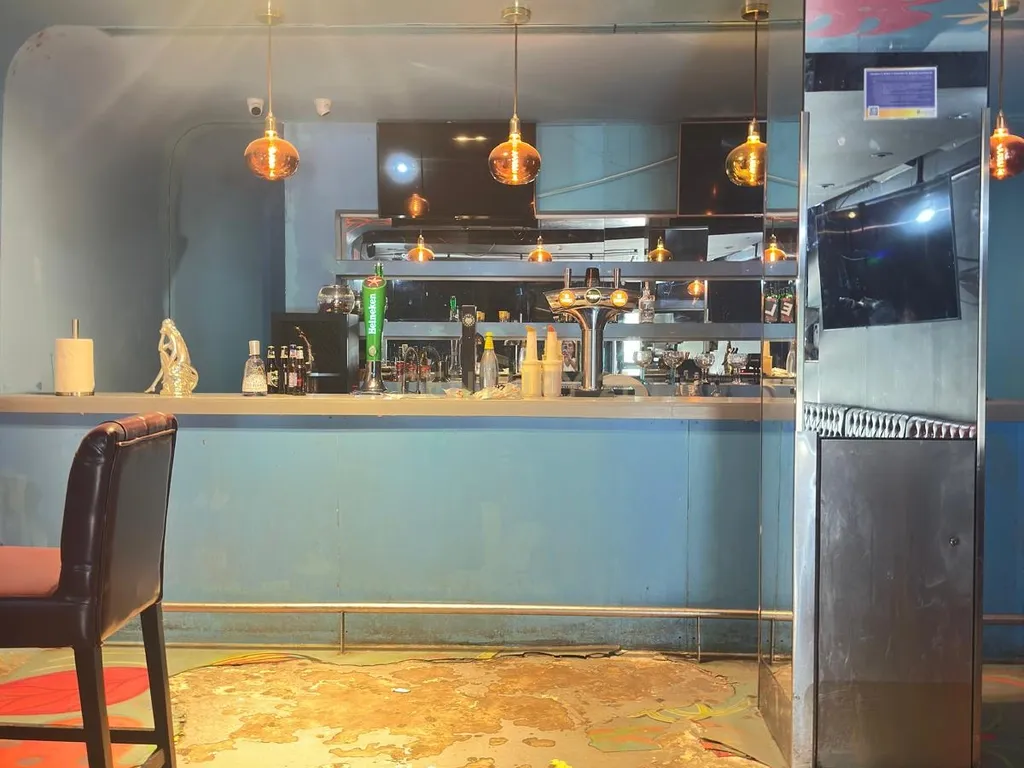 Largo de Santos | Espaço Comercial / Bar / Cafetaria — Sem Trespasse e Pronto a Abrir - Image 4
