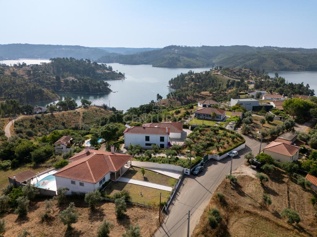 Moradia de Luxo com Vista Panorâmica sobre o Castelo do Bode e Piscina Privada - Image 1