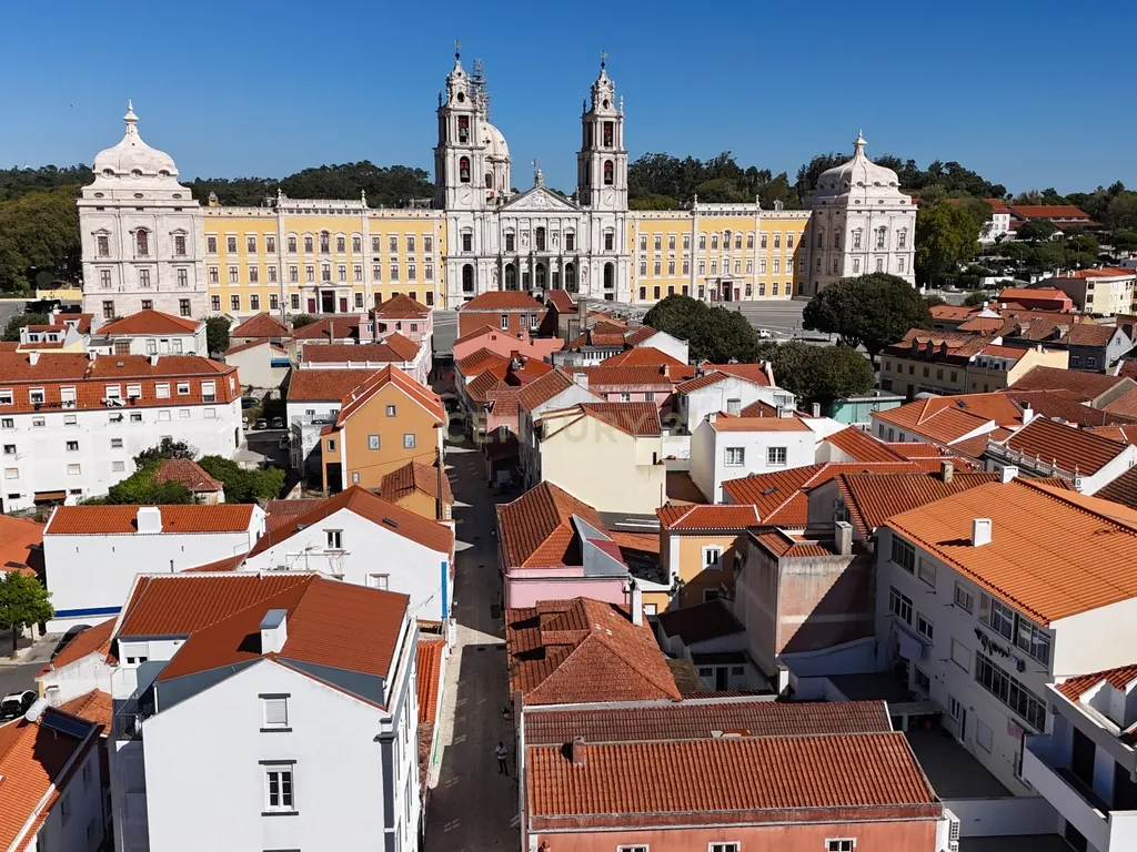 Moradia com projeto aprovado para 3 apartamentos no Centro Histórico de Mafra - Image 2