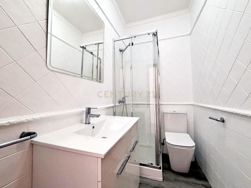 Moradia T2+1 em banda, situada na Urbanização do Mato Santo Espírito, em Tavira, totalmente remodelada e pronta a estrear. - Image 6