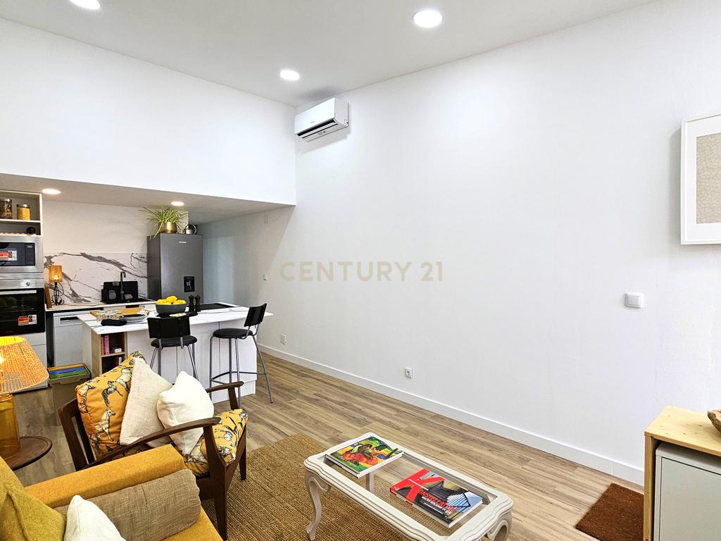 Encantadora Moradia Duplex T1 Totalmente Remodelada em Setúbal - Image 2