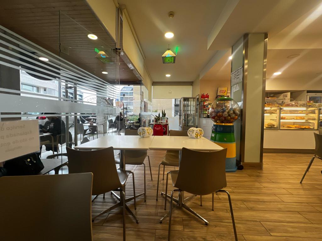 Padaria em Aveiro com Excelente Localização e Luz Natural - Image 1